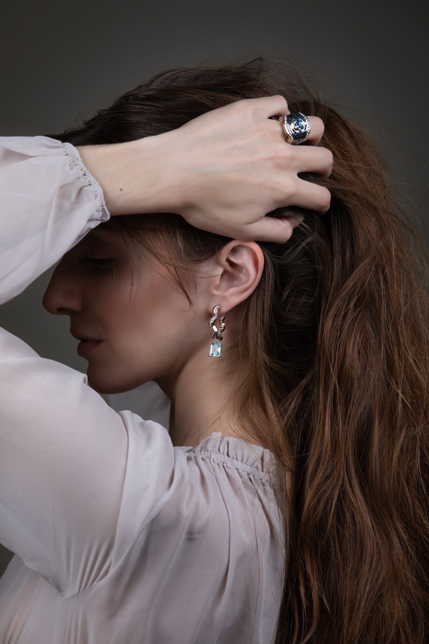 Ephyra Ring worn, showing scale, reflection, and interaction of polished and patinated surfaces
Photography by Raquel Pellicano and Humberto Lemos