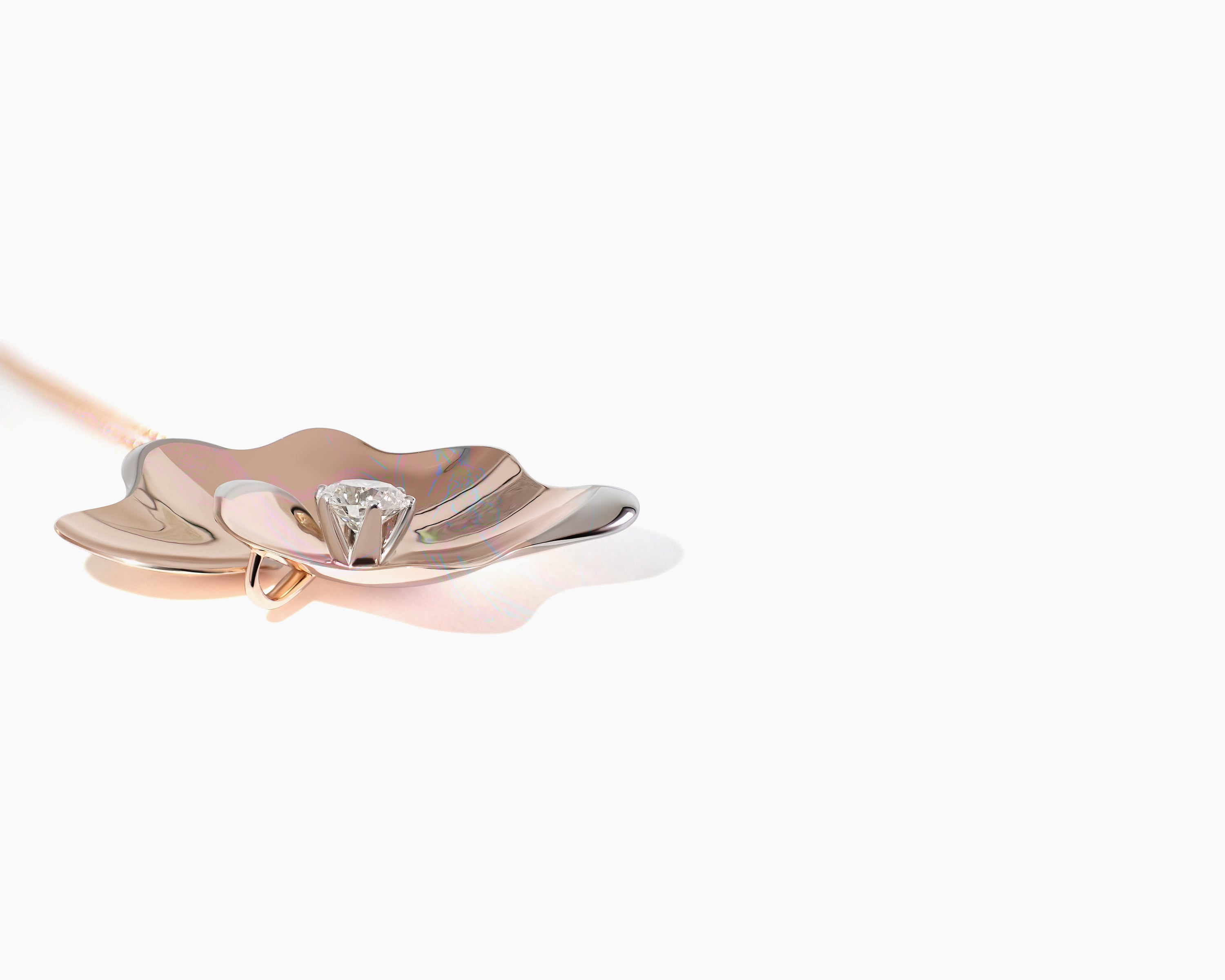 Hippassos Bloom Necklace light interaction