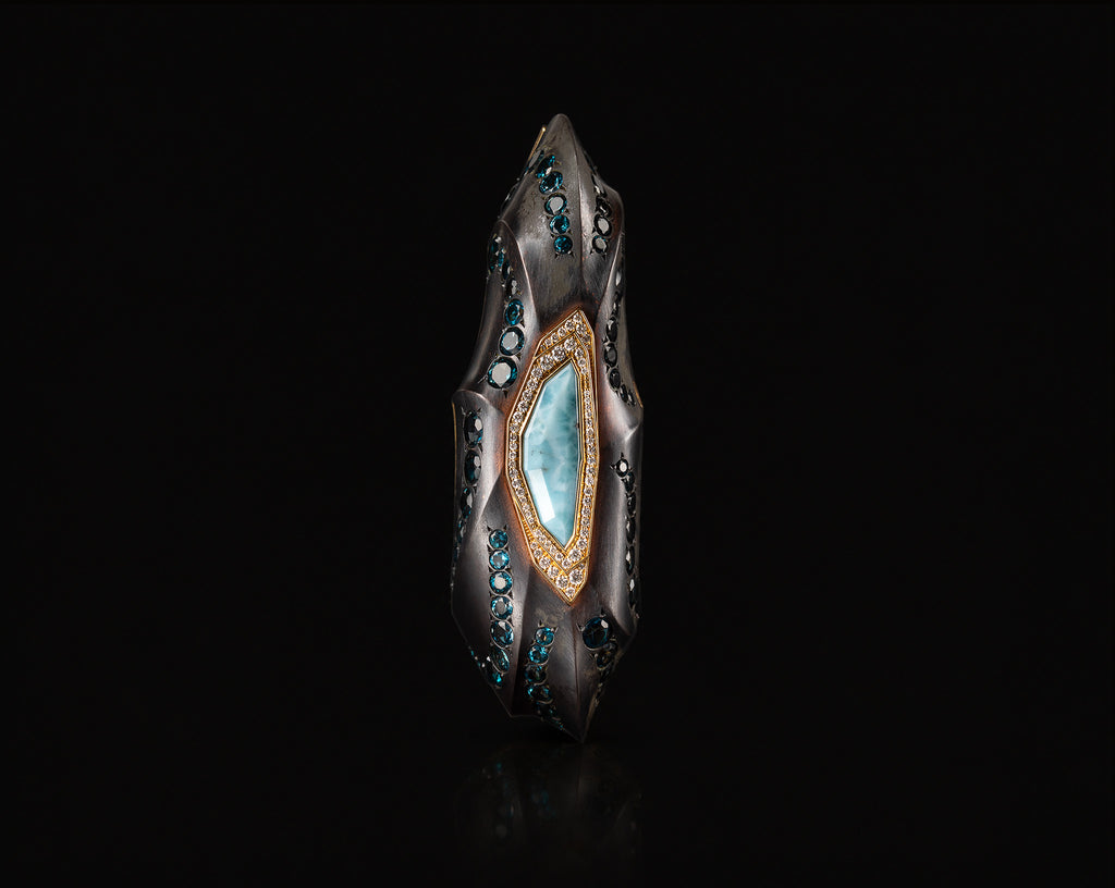 Phokialí Nyktos Cuff shown from the front, London blue topaz and larimar set within a sculptural shakudō form.