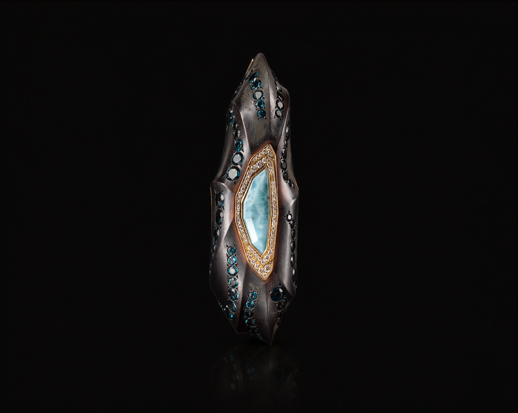 Phokialí Nyktos Cuff shown from the front, London blue topaz and larimar set within a sculptural shakudō form.